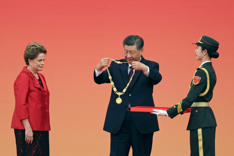 Dilma receives medal from Chinese President Xi Jinping
