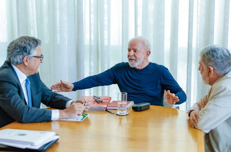 How was Lula's accident? President fell while cutting his toenails
