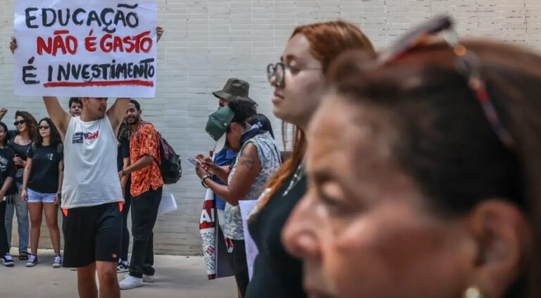 Public Servants Day: union demands better wages and working conditions
