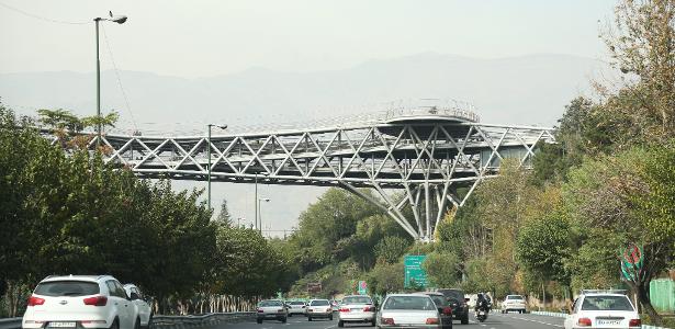 Vista de rua em Teerã, Irã, neste sábado, após ataque de Israel