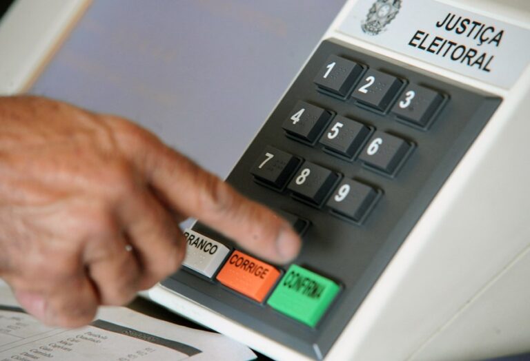 How much is the fine for those who do not vote in elections?
