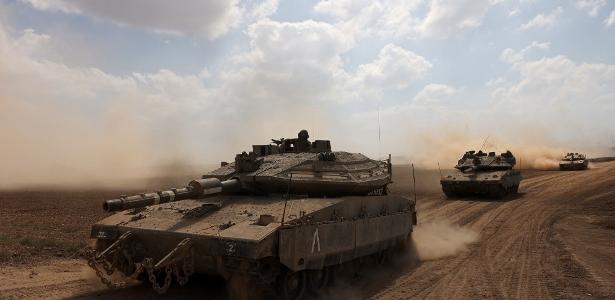 Tanques do Exército de Israel em formação na fronteira com a Faixa de Gaza