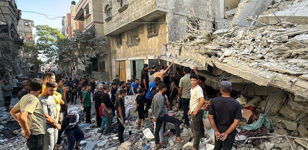 20.out.2024 - Palestinos com destriços de ataque em Beit Lahia, no norte da Faixa de Gaza