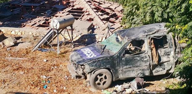 Carro da imprensa ficou destruído na vila de Hasbaya, no sul do Líbano, após um ataque aéreo israelense