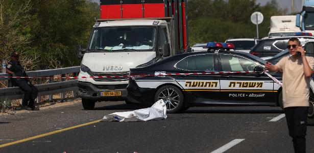 Membros do serviços de segurança e emergência de Israel isolam área no local do tiroteio, no trevo de Yavne