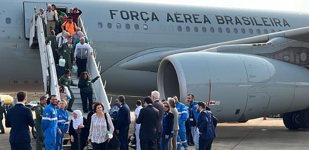 Brasileiros repatriados do Líbano desembarcam de aeronave da FAB em Guarulhos