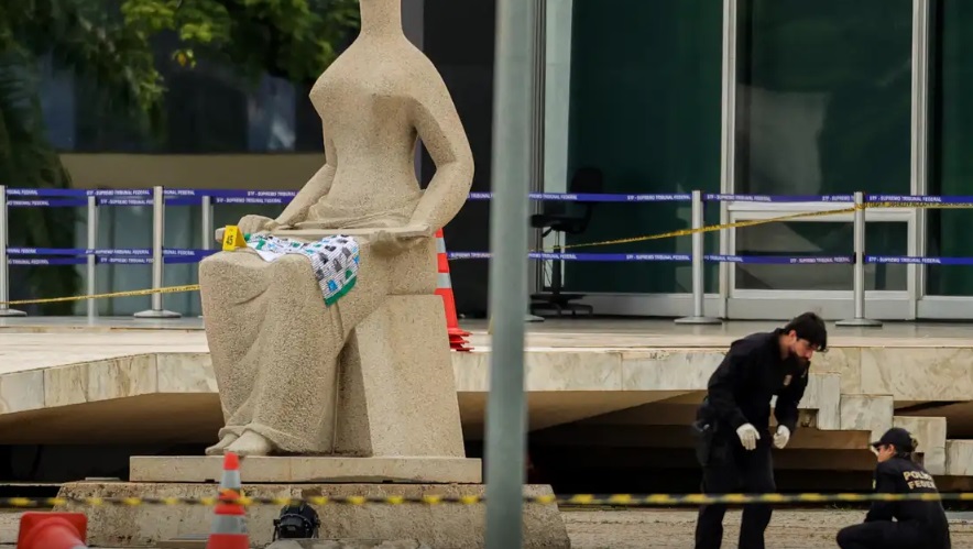 Supreme Court headquarters once again surrounded by bars after attack
