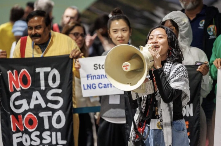 Protesto de povos indígenas contra exploração de combustíveis fósseis em Baku, COP29