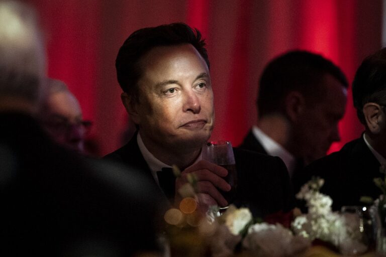 Elon Musk receives an intensive course on how “Trumplandia” works
