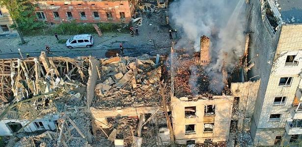 Uma visão de drone mostra prédios residenciais gravemente danificados durante um ataque de drone e míssil russo, em meio ao ataque da Rússia à Ucrânia, em Lviv, Ucrânia, em 4 de setembro de 2024
