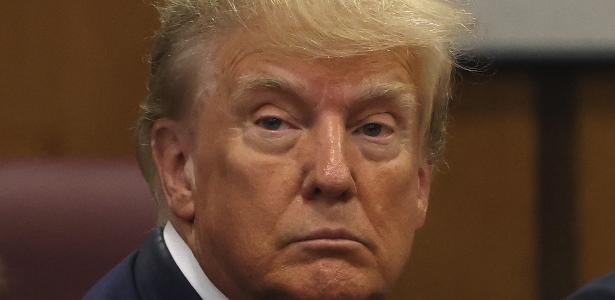 4.abr.2023 - Donald Trump comparece ao tribunal por acusações decorrentes de seu indiciamento por um grande júri após investigação sobre o dinheiro pago à estrela pornô Stormy Daniels