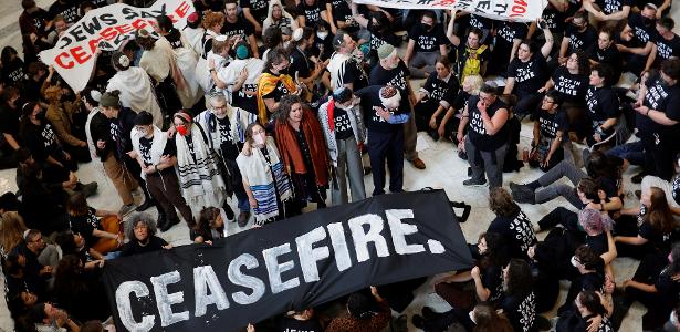 18.out.2023 - Manifestantes no Capitólio exigem cessar-fogo na Faixa de Gaza e fim da guerra entre Israel e Hamas