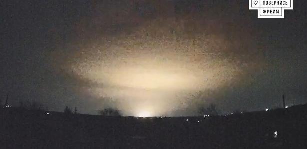 Filmagem divulgada em 21 de novembro de 2024 pela instituição de caridade ucraniana "Come Back Alive" mostra flashes sobre a cidade ucraniana de Dnipro