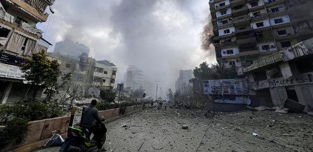 Motociclista observa ponto de ataque israelense na periferia de Beirute