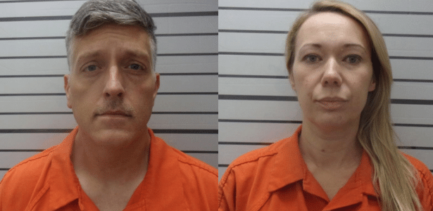 Jon e Carie Hallford eram proprietários da funerária "Return to Nature Funeral Home"