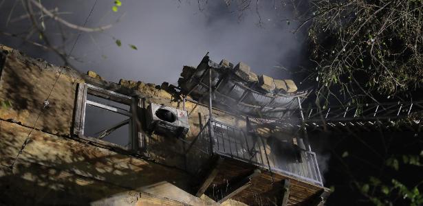 Fotografia mostra um edifício residencial fortemente danificado após um ataque russo em Odessa