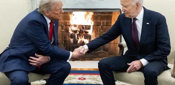 O presidente dos EUA, Joe Biden, aperta a mão do presidente eleito dos EUA, Donald Trump, durante uma reunião no Salão Oval da Casa Branca em Washington, DC, em 13 de novembro de 2024