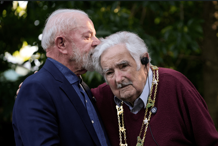 Lula arrives in Uruguay and gets emotional visiting Pepe Mujica