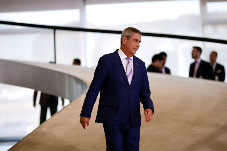 PF says Braga Netto handed money to 'black kid' in a wine bag
