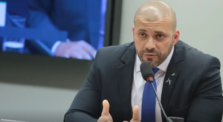 Daniel Silveira is taken to the public prison in Benfica, Rio
