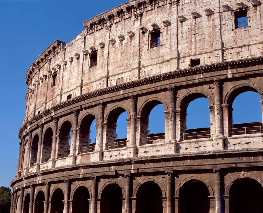 Airbnb launches Gladiator experience at the Colosseum and Roman revolt. Understand why