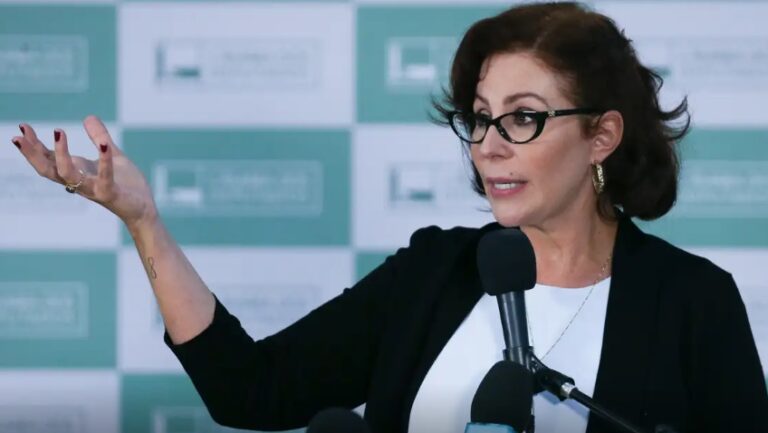 Carla Zambelli complains about impeachment trial 'in the middle of Friday the 13th'
