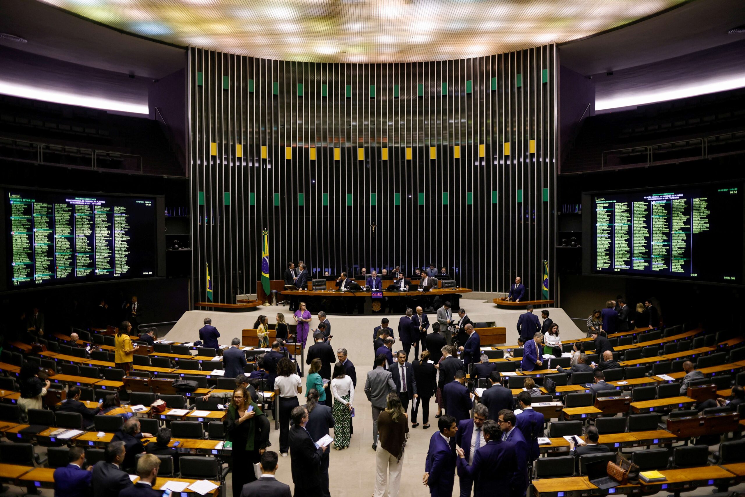 Chamber approves basic text of project that limits increase in the minimum wage and changes BPC