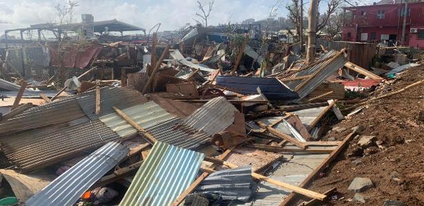 15.dez.2024 - Pilha de escombros de chapas de metal e madeira depois que o ciclone Chido atingiu o território francês do Oceano Índico de Mayotte