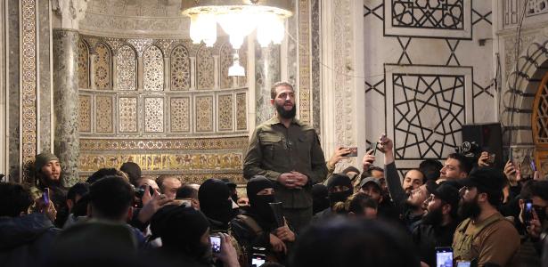 Líder do grupo islâmico HTA (Hayat Tahrir al-Sham) da Síria, que liderou a ofensiva rebelde, discursa na Mesquita dos Omíadas, em Damasco