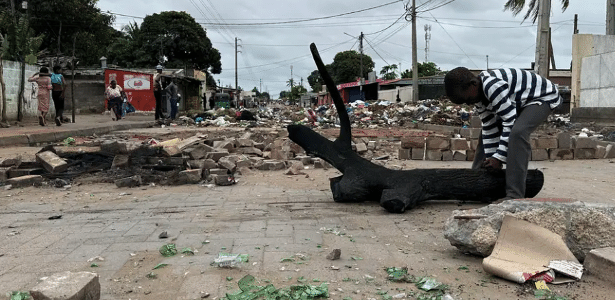 Ruas obstruídas por barricadas improvisadas em Maputo; eleições têm motivado confrontos sangrentos e já deixaram um total de 248 mortos desde outubro