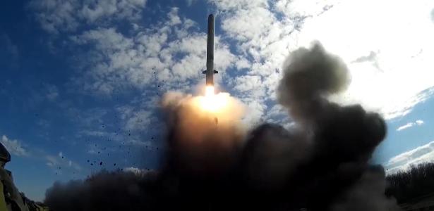 Míssil é disparado a partir da terra pela Rússia contra infraestrutura militar da Ucrânia