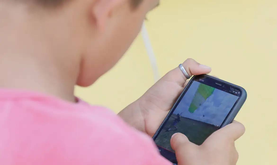 Senate approves project to restrict cell phone use in schools