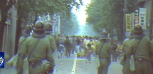 Em maior de 1980, cerca de 200 estudantes foram assassinados por militares durante a aplicação da lei marcial pelo general Chun Doo-hwan