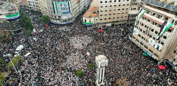 Manifestantes tomaram as ruas do centro de Homs nesta sexta (13) para celebrar queda de Assad