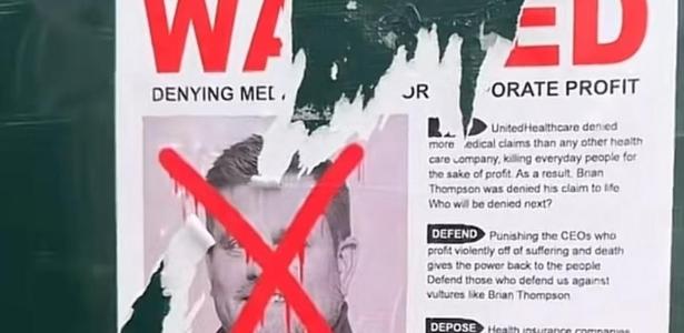Cartaz de "procura-se" com o rosto de Brian Thompson e outros dois CEOs do ramo da saúde foram vistos em Nova York