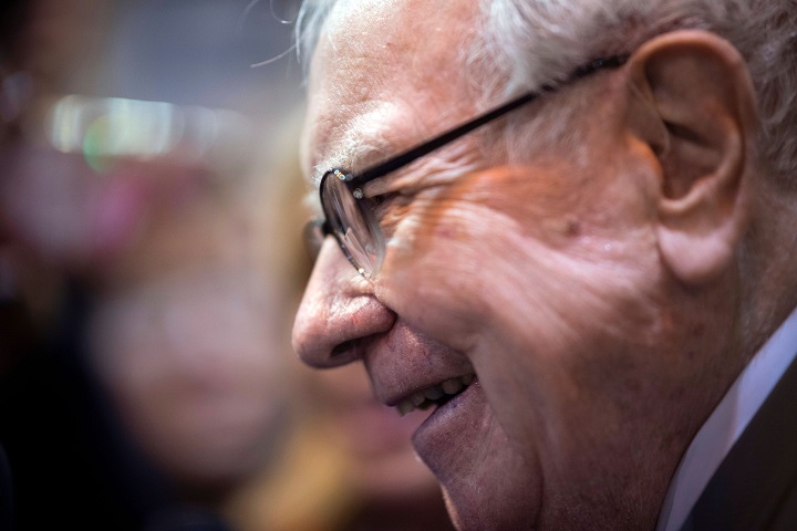 Why did Buffett stop giving his family $10,000 in cash for Christmas?
