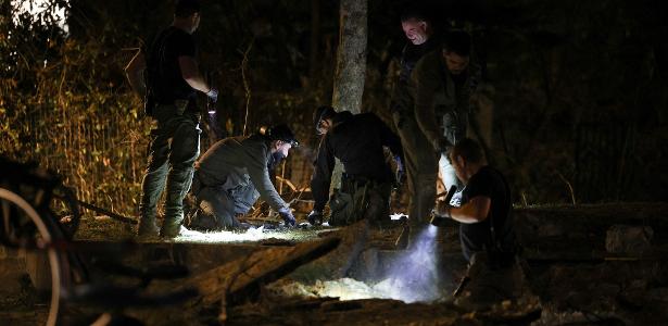 Serviço de emergência de Israel trabalha no parque público atingido por um míssil no sul de Tel Aviv