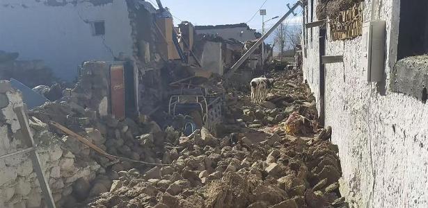 Casas ficaram destruídas após tremor na cidade de Shigatse