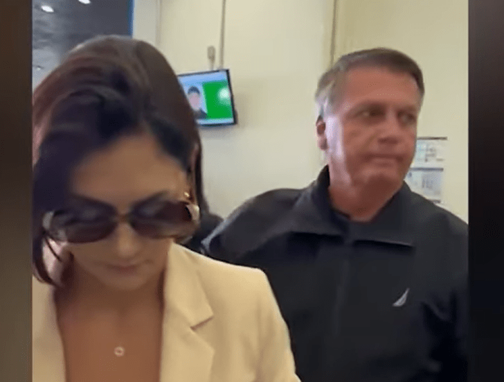 Bolsonaro takes Michelle to the airport and says he is embarrassed about not going to Trump's inauguration