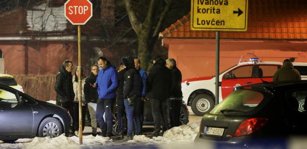 Polícia e seguranças perto do local onde um homem armado abriu fogo em um restaurante e matou várias pessoas em Cetinje, Montenegro