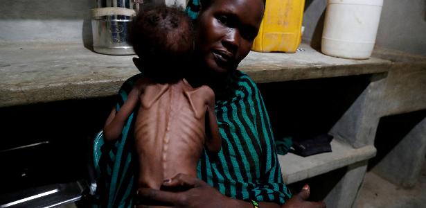 Robaika Peter, 25, segura seu filho gravemente desnutrido na ala pediátrica do Hospital Mãe da Misericórdia em Gidel, Kordofan do Sul, Sudão, 25 de junho de 2024