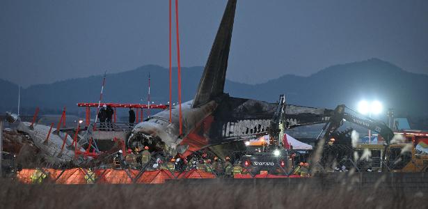 Black boxes stopped recording 4 minutes before crash that killed 179 in South Korea