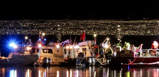 Barcos da polícia fazem buscas por vítimas de acidente aéreo nos Estados Unidos