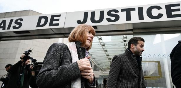 Gisele Pelicot saindo do tribunal de Avignon durante o julgamento de seu ex-parceiro Dominique Pelicot, acusado de drogá-la e convidar estranhos para estuprá-la em sua casa em Mazan, uma pequena cidade no sul da França, em Avignon, em 25 de novembro de 2024
