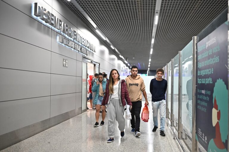 Government will not use Brazilian aircraft to seek deported, says Mauro Vieira
