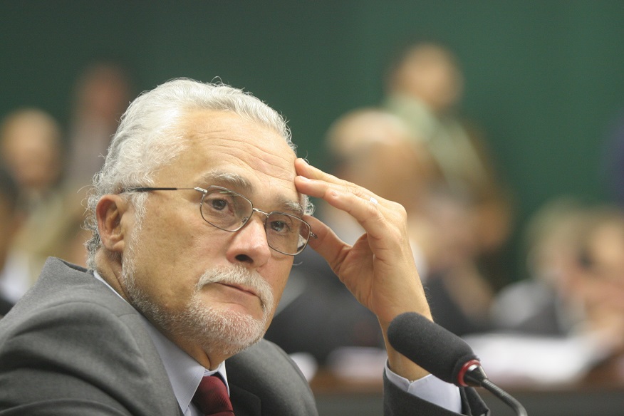 José Genoíno undergoes surgery to remove the tumor and is hospitalized in SP