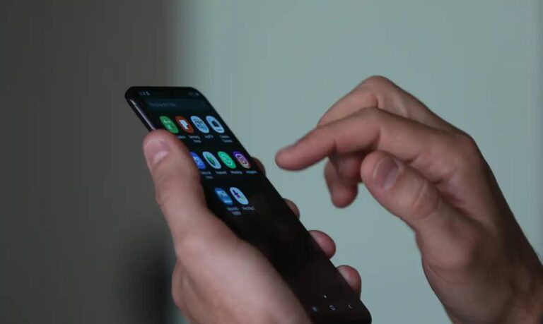 Lula sanctions law banning cell phones in schools

