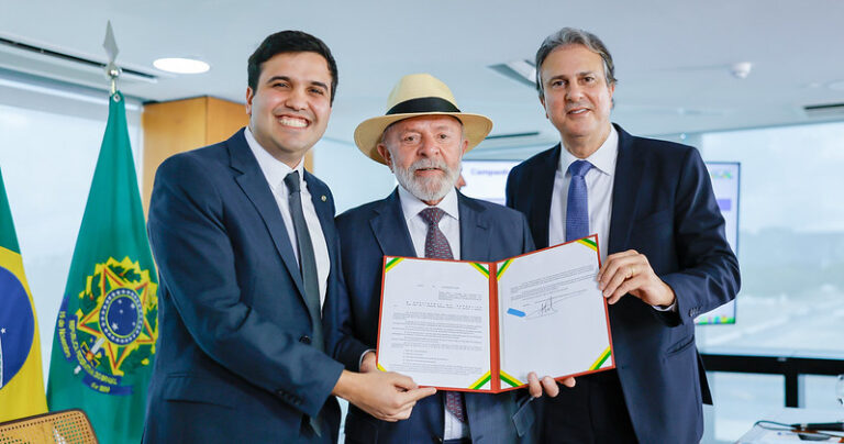 Lula says approval of PL that bans cell phones in schools was an 'act of courage'

