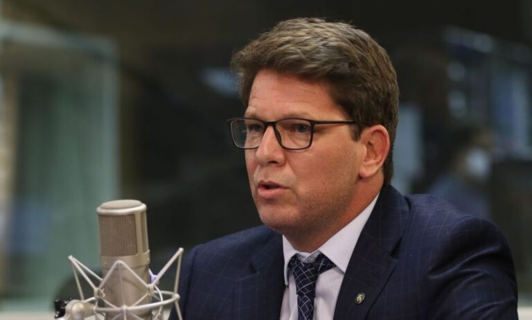 Mario Frias ignores dictatorship and says I'm still here is communist propaganda
