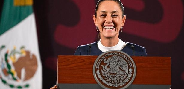 Claudia Sheinbaum sorri durante uma entrevista coletiva no Palácio Nacional da Cidade do México em 10 de junho de 2024